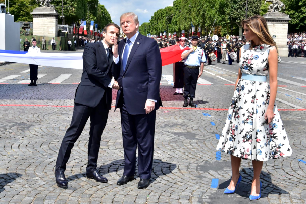 Donald Trump y Emmanuel Macron junto a Melania Trump el 14 de julio 2017 para asistir al desfile militar en los Campos Eliseos/ Foto Christophe ARCHAMBAULT/AFP