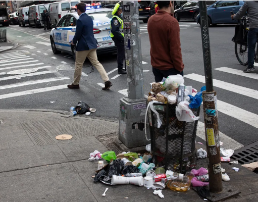 Una forma equivocada de vivir en sociedad Una ciudad que vive de su buena imagen ante el mundo, hoy deteriorada por la falta se civismo de algunos de sus residentes.