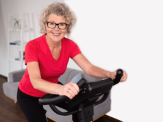 Una práctica deportiva en su vivienda montado en su bici
