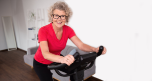 Una práctica deportiva en su vivienda montado en su bici