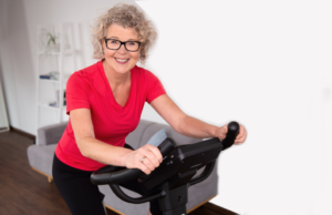 Una práctica deportiva en su vivienda montado en su bici