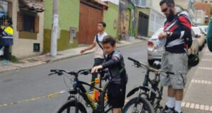 La bicicleta escenario y pretexto para construir una relación entre padre e hijo.