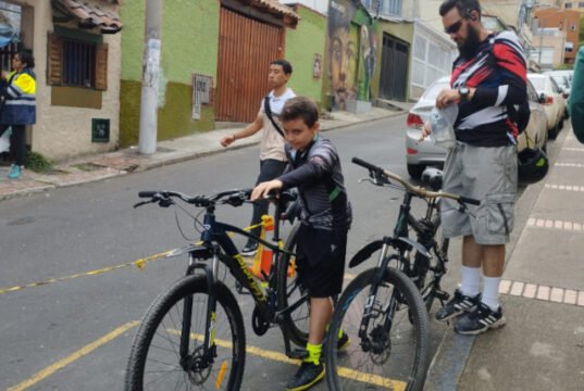 La bicicleta escenario y pretexto para construir una relación entre padre e hijo.
