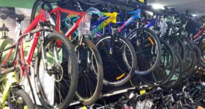 La bicicleta nunca pide nada… pero uno termina comprándole de todo