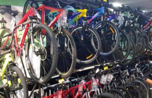 La bicicleta nunca pide nada… pero uno termina comprándole de todo