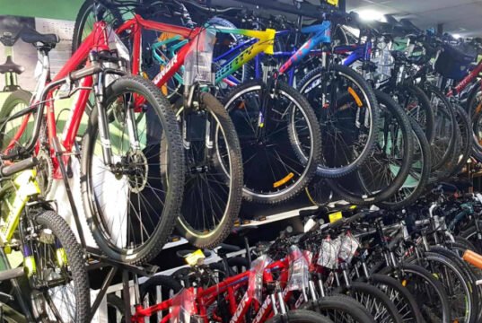 La bicicleta nunca pide nada… pero uno termina comprándole de todo