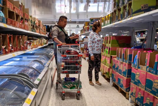 La deuda también tiene dos ruedas: vivir para pagar o pagar para vivir