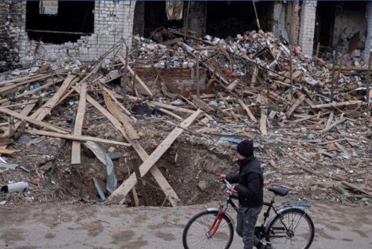 La humanidad: entre la bicicleta y el misil