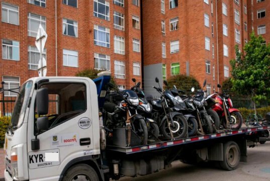 ¡Motociclistas invasores! La ciclorruta no es una autopista con descuento